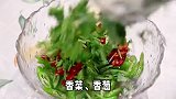 一小伙第一次做醉虾，没想到真就是用酒灌醉的虾