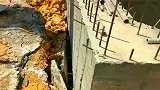 邻居家正在盖房子，地基却往下沉，你知道这是在干什么吗