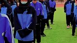 学生外出做操，因太冷用帽子裹住头结果秒变豌豆射手