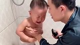 宝宝听到爸爸要给他理发，变成洗澡，这情绪转变速度让我佩服！
