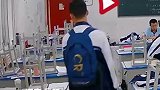 男孩清早到校后一系列的举动，是那么的纯粹，情谊也是那么真诚