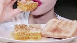 小美女吃蜂蜜加吐司咦！口红好好看啊！