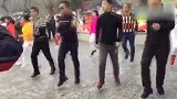 综合-17年-小伙儿组团跳广场舞 网友：好担心老了以后连跳的资格都没有-专题