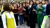 爆新鲜-20161104-重庆一男子拿花圈当众求婚 女孩果断拒绝
