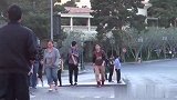 街头恶作剧，男子故意在街上大声尖叫，路人非常疑惑