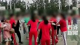 广场舞大妈想占用篮球场与打球男孩发生争执