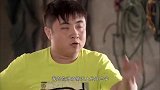 小伙和哥们商量，晚上去教训下村官