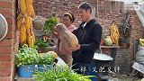 家里没菜了，焕焕去小菜园里转一圈，一顿农家饭有着落了