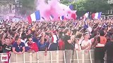 气氛热烈！众多法国球迷巴黎市政厅前放情高唱马赛曲！