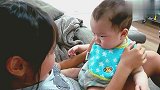 姐姐不停挤弄宝宝小胖脸，把娃气的哇哇大叫要咬人，大人都笑疯了