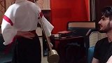 外国人来中国茶馆喝个茶被震撼了，小姐姐这几下功夫，光看就很难