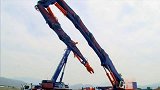 一波惊人的工程机械，这种超长吊臂的吊车，我还是头一回见