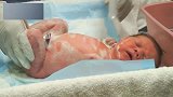 新生儿洗澡，水一浇上来，宝宝不自觉地抖啊抖，好萌啊
