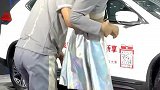 小伙子，有点过分哟！