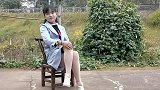 表妹从东莞回来以后天天坐在门口,也不知道在等啥呢