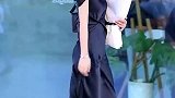 我不知道什么样的男孩能让这个怀抱鲜花的小妹妹微笑