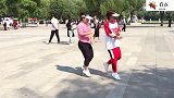 两位时尚大妈齐跳广场鬼步舞《流泪的情人》舞步专业