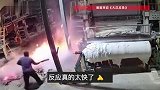 监控拍下车间起火瞬间，工人快速果断抱走火源