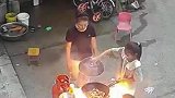 家长屋外教孩子炒菜，揭开锅盖时火焰包裹三人