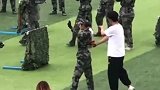 军训女生超帅剪刀腿一招制服“歹徒”