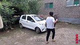 阿龙看小红上树摘枣吃，赶紧站凳子上去摘，结果还没小红摘的快