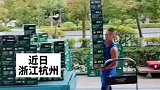小伙展示搬啤酒绝活，为了生活不容易啊