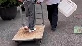 食堂大叔见状用推车暖心护送！