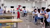 男子在食堂假扮宫女跳舞，周围的同事见怪不怪，看来已经习以为常
