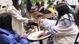 张艺兴送练习生莲花 张艺兴练习生招募现场送了每人一支莲花，太有心了！