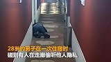 【重庆】男子频现酒店不消费 趴地隔门偷听录音