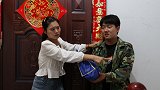 农村弟弟来送花生，嫂子嫌弃转送邻居，打开袋子邻居立马退回
