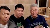 赵本山师徒三人共进晚餐，还和潘长江开视频聊天，明星都这么会玩