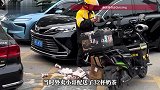 外卖小哥打翻32杯奶茶原地发愣，无奈又沮丧，数十万网友隔空心疼