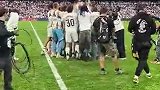 实拍皇马球员将莫德里奇和安帅高高抛起