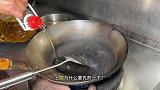 福建农村大叔自养鸡鸭做美食，1锅鸭汤400，1只焖鸡80，柴火灶沙焖