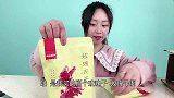 妹子试吃“玫瑰茄干”，真的是用玫瑰花做的吗？味道好甜