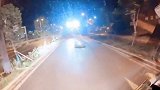马路上井盖丢失，路过司机设置标志物提醒过往车辆