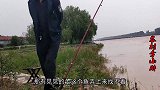 黄河泄洪涨水，大爷钓鱼憋坏了，突然窜出大翘嘴激动坏了