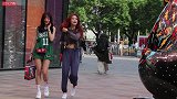 三里屯街拍，穿球衣的可爱妹子，一起的闺蜜也很美