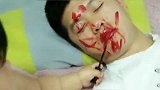 宝宝趁爸爸熟睡后，拿着妈妈的口红在爸爸脸上乱画一通