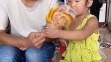 女儿竟然把好的大糖果给了我吃，坏掉的糖果留给自己吃