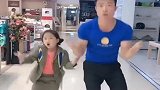小姑娘和爸爸一起跳舞，表情动作神同步，看来都是高手！
