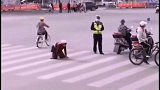 藏族阿妈磕长头过马路，交警小哥哥严格保护