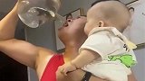 一个敢喝，一个敢倒，老公平常就是这么带娃，看完千万不准笑！