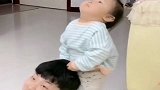 爸爸假装晕倒，下一秒宝宝反应，你们憋住别笑！