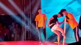 大一男生元旦晚会表演踢木棍多次未断 网友:看着都疼