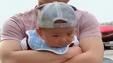 宝宝：我被爸爸劫持了，想动却动不了，这两个胳膊我战胜不了！