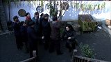 京剧团的人来抓守业和干娘 被玉芬拿刀轰走了