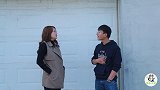 老同学见面小伙分外激动，哪想美女醉翁之意不在酒，太逗了