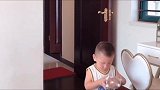 妈妈太套路双胞胎儿子，自己玩手机，让两个儿子干家务